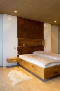 Bett Nachttischkonsole Holz Konzeptsaal Schreinerei Luxembourg