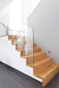 Diele Eingang Treppe Glasgeländer Konzeptsaal Schreinerei Luxembourg
