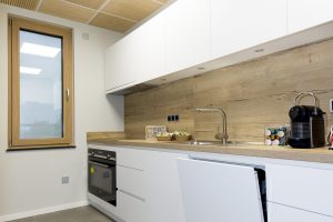 Küche weiß Holzdekor Arbeitsplatte Konzeptsaal Schreinerei Luxembourg