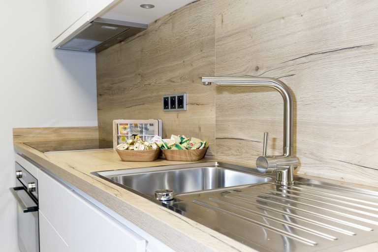 Küche weiß Holzdekor Arbeitsplatte Konzeptsaal Schreinerei Luxembourg
