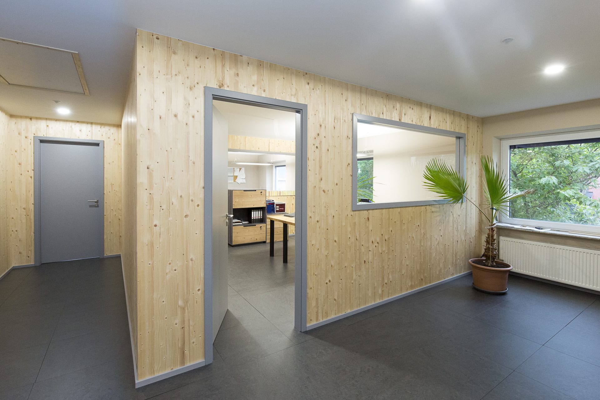 Arbeiten Büro Wandverkleidung Türen Konzeptsaal Schreinerei Luxembourg