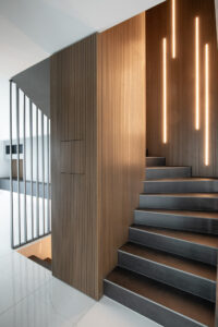 Treppenhausverkleidung Holzverkleidung LED Konzeptsaal Schreinerei Luxembourg