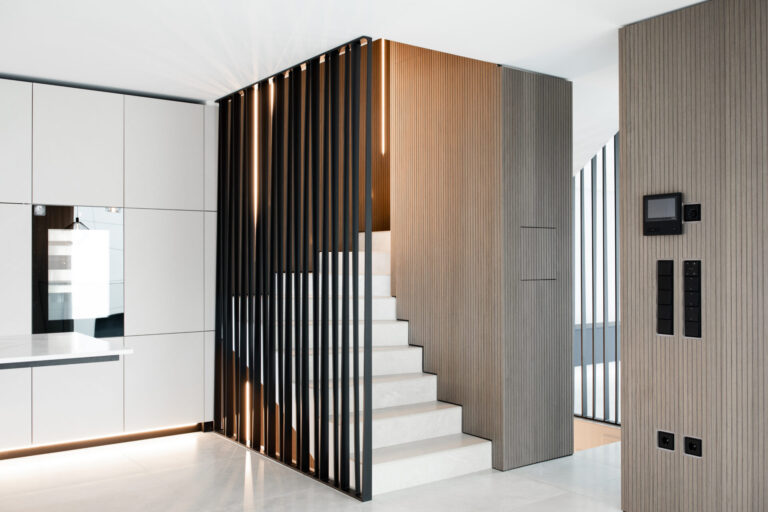 Treppenhausverkleidung Holzverkleidung Aufzug Konzeptsaal Schreinerei Luxembourg