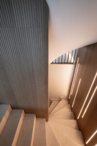 Treppenhausverkleidung Holzverkleidung LED Konzeptsaal Schreinerei Luxembourg